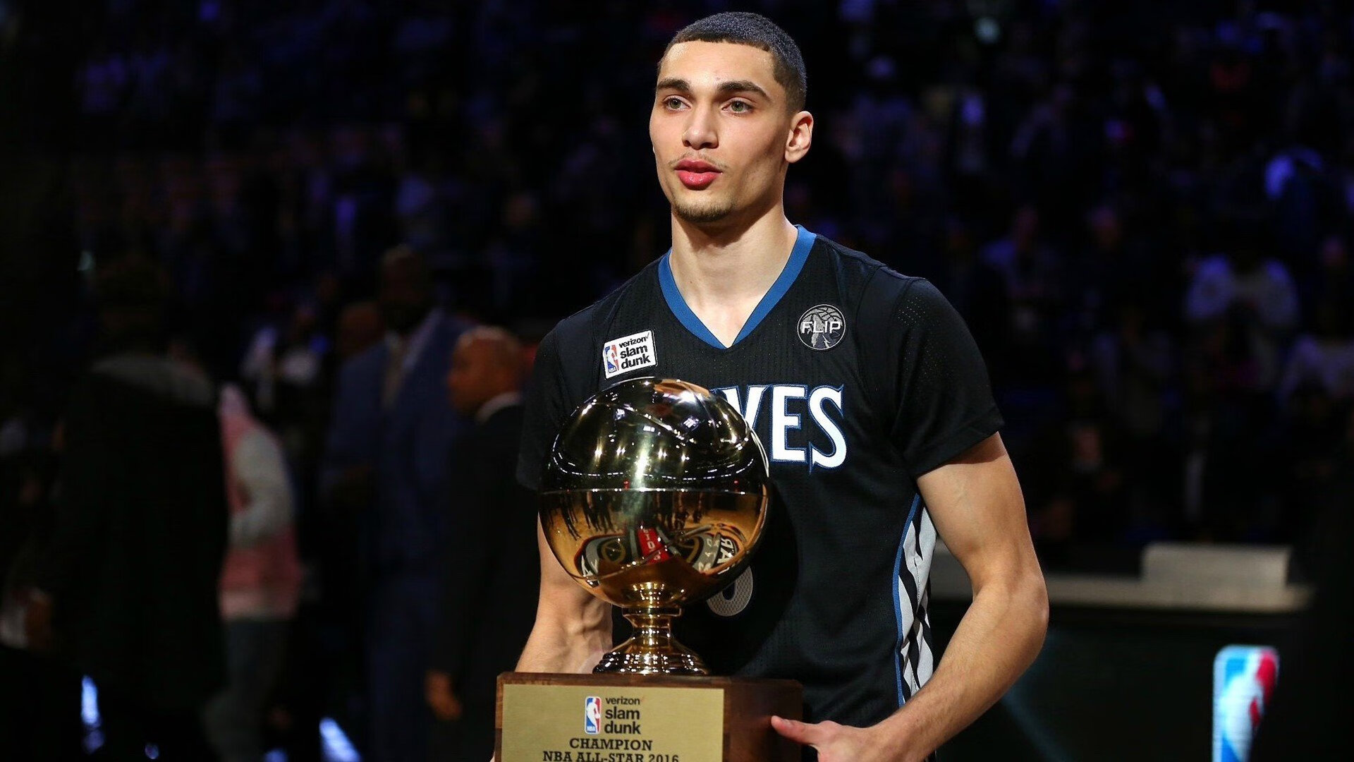 社交账号晒出队员幕后备战花絮引发球迷大量转发评论